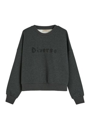 Czarny szary sweterek z cropped design, z okrągłym dekoltem, długimi rękawami oraz textured logo "Diverse" z czarnych cekinów.