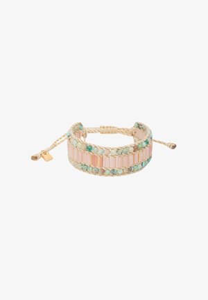 Perlenarmband mit pastellrosa und türkisfarbenen Steinen auf einer geflochtenen beigen Schnur mit verstellbarem Verschluss und einem kleinen Metalletikett.