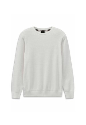 Biały, teksturowany sweter z dzianiny z długim rękawem, okrągłym dekoltem oraz ściągaczami na mankietach i u dołu, prezentowany na jednolitym białym tle.