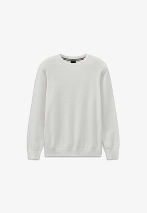 Weißer strukturierter Strickpullover mit langen Ärmeln, Rundhalsausschnitt und gerippten Bündchen und Saum, auf einem schlichten weißen Hintergrund dargestellt.