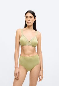 Roheline pesukomplekt, mis sisaldab pitsilise äärisega rinnahoidjat tugeva ühekihilise tassi ja kõrge vöökohaga pükse, mõlemad ühtlase ja mati viimistlusega.