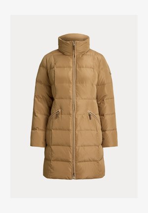 Brūns pūkains mētelis ar augstu apkakli, divām kabatām ar rāvējslēdzēju sānos un quiltētu dizainu. Materiāls izskatās gluds un mīksts.