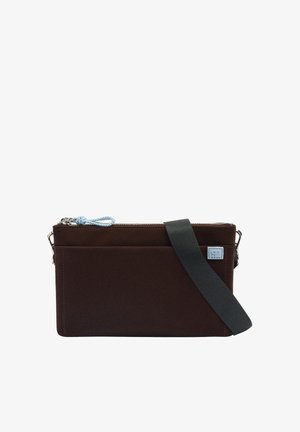 Brązowa torebka materiałowa z zamkiem błyskawicznym, jasnoniebieskim akcentem w postaci liny oraz odpinanym ciemnym paskiem. Posiada przednią kieszeń i detal z logo.