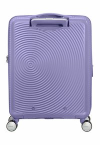 Valigia rigida viola con un motivo a spirale testurizzato, maniglia superiore, chiusura con zip e quattro ruote multidirezionali.