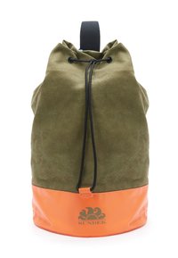 Zaino in tela verde con base in vinile arancione, chiusura a coulisse regolabile e logo del marchio in nero. Superficie strutturata con materiali a contrasto.