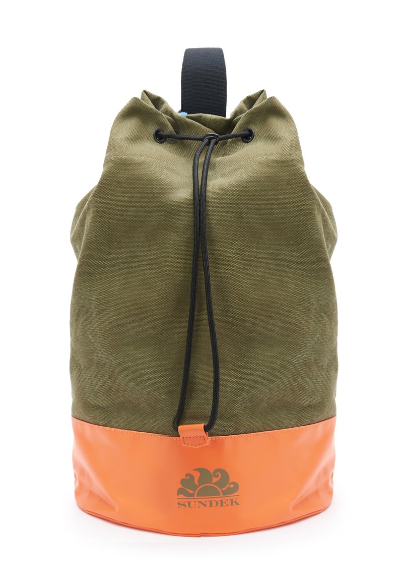 Zaino in tela verde con base in vinile arancione, chiusura a coulisse regolabile e logo del marchio in nero. Superficie strutturata con materiali a contrasto.