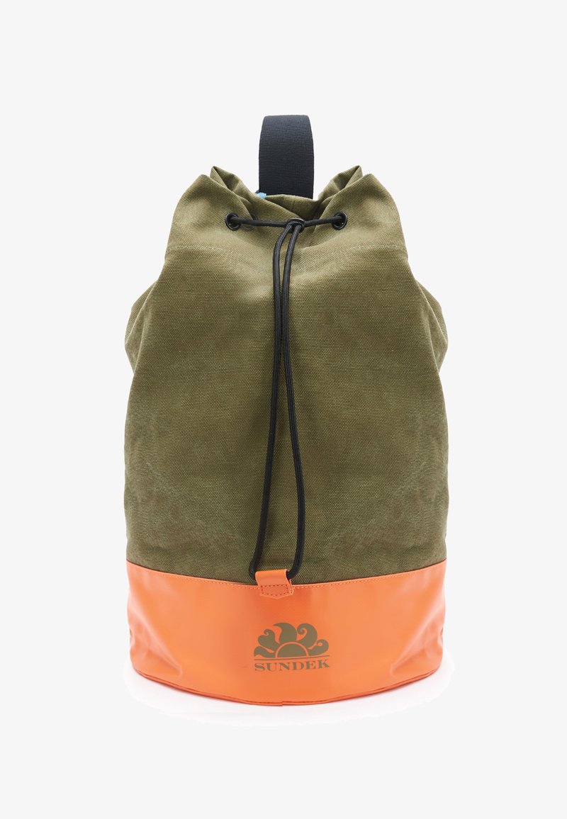 Zaino in tela verde con base in vinile arancione, chiusura a coulisse regolabile e logo del marchio in nero. Superficie strutturata con materiali a contrasto.