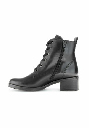 Schwarzer Lederknöchelhalbstiefel mit Schnürung vorne, Seitenreißverschluss und niedrigem Blockabsatz vor weißem Hintergrund.