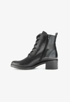 Schwarzer Lederknöchelhalbstiefel mit Schnürung vorne, Seitenreißverschluss und niedrigem Blockabsatz vor weißem Hintergrund.