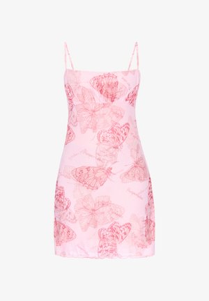 Robe nuisette rose à fines bretelles, ornée d'un délicat motif de papillons rouges et de légers textes scientifiques sur un tissu transparent.