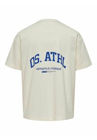 Krævfarvet bomulds t-shirt med blå tekst på ryggen: "OS. ATHL VERSATILE HYBRIDS" med diskrete syninger. Korte ærmer.