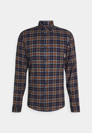 Camicia a quadri marrone e blu, con maniche lunghe e collo a punta, caratterizzata da leggeri accenti arancioni nel motivo a scacchi.