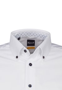 Camicia bianca con colletto strutturato, con un motivo floreale blu all'interno, contrastata da bottoni blu scuro e design slim fit.