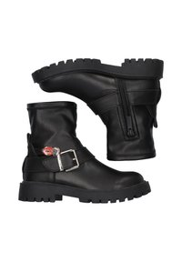 Botas de cuero negro hasta el tobillo con cremallera lateral, hebilla decorativa, suela robusta y textura suave, con un pequeño detalle de logo.