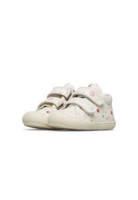 Witte leren schoenen met bloemmotieven in roze en blauw, twee klittenbandsluitingen, gestructureerde rubberen zool, ronde neus en gewatteerde kraag.