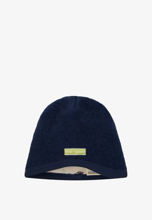 Marineblaue Fleece-Mütze mit weicher Textur, abgerundetem Oberteil und einem genähten Logolabel in Grün; ausgestattet mit einem kontrastierenden dunkelblauen Saum.