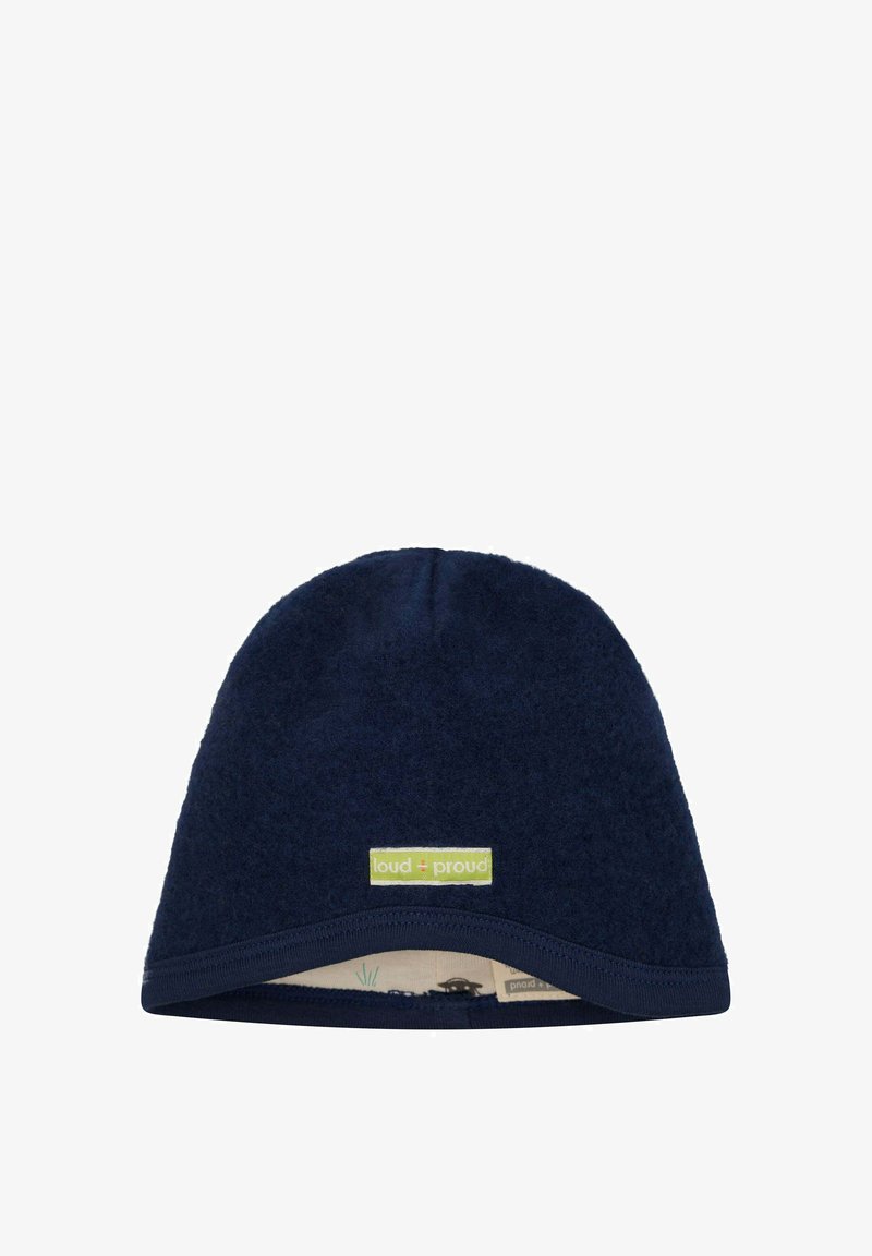 Beanie in pile di colore blu navy con una texture morbida, parte superiore arrotondata e un'etichetta con logo cucita di colore verde; presenta un bordo in contrasto di blu scuro.