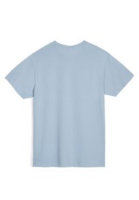 Světle modré bavlněné tričko s krátkými rukávy, kulatým výstřihem a hladkým povrchem. Má jednoduchý design bez log a vzorů.