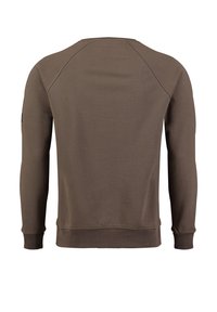 Sudadera de cuello redondo marrón con mangas largas, tejido texturizado, puños y dobladillo acanalados, y un diseño simple y limpio.