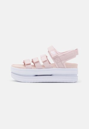 Sandales à plateforme rose avec trois courroies en tissu ajustables, semelle intérieure rembourrée et semelle en caoutchouc blanc texturé.
