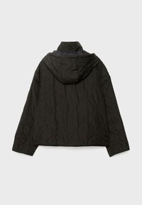 Veste matelassée noire avec capuche, présentant une finition texturée et une coupe décontractée. Couture visible en motif ondulé sur la surface.