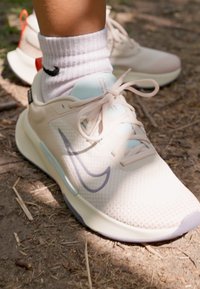 Nike Performance JUNIPER 2 GTX - Zapatillas de trail running - sanddrift/daybreak/glacier blue/cosmic clay/coconut milk