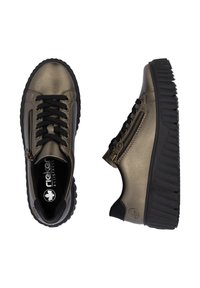 Baskets métalliques bronze avec lacets noirs, semelles en caoutchouc texturé, zips latéraux et détail de logo. Design profil bas avec bout arrondi.