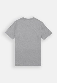 Camiseta de manga corta gris con cuello redondo. Fabricada en algodón suave, presenta una textura lisa y un diseño minimalista sin logotipos visibles.