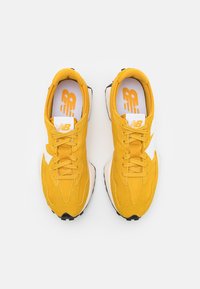 New Balance MS327 UNISEX - Sapatilhas - varsity gold