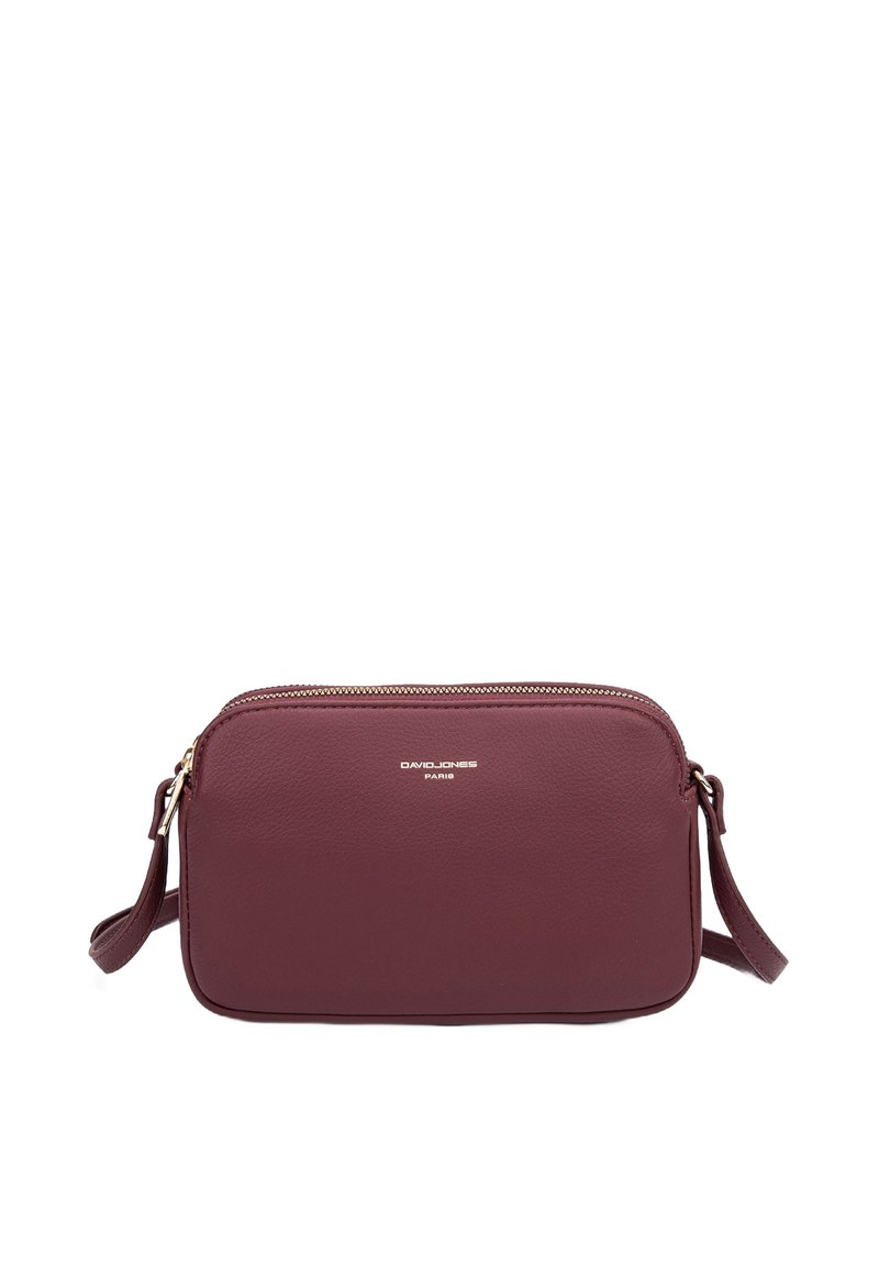 Borsa a tracolla in pelle bordeaux con chiusura a zip, forma rettangolare e tracolla regolabile. Presenta un logo in metallo di colore argento.