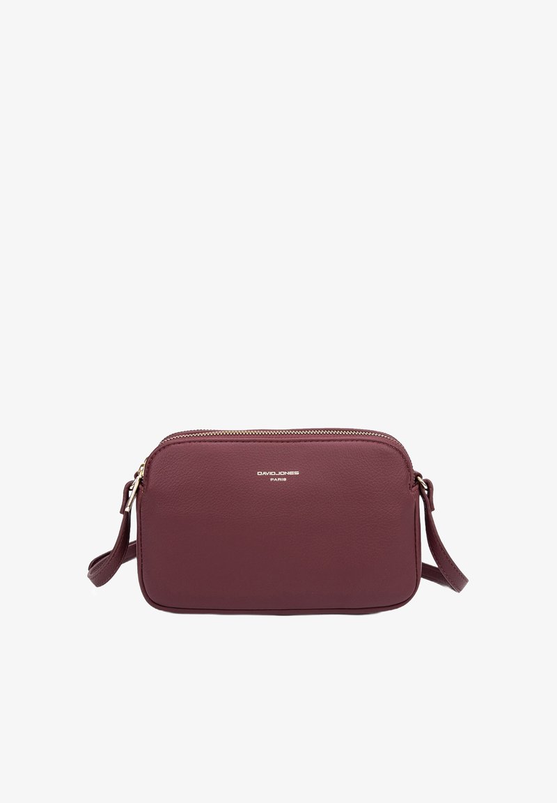Borsa a tracolla in pelle bordeaux con chiusura a zip, forma rettangolare e tracolla regolabile. Presenta un logo in metallo di colore argento.