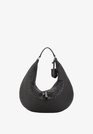 Sac hobo en cuir tissé noir avec une forme incurvée, une poignée structurée, deux sangles à l'avant et une petite étiquette en cuir. Texture lisse partout.