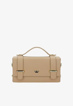 Beżowa prostokątna torebka z górnym uchwytem, dwoma przednimi paskami z złotymi klamrami oraz małym złotym logo umieszczonym na środku przedniego klapka.