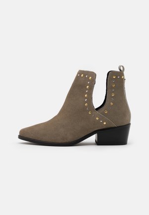 Szare zamszowe botki za kostkę z ostrym noskiem, bocznymi wycięciami i ozdobnymi ćwiekami w kolorze złotym i srebrnym. Słupkowy obcas dla większej stabilności.