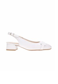 Zapato blanco tipo slingback con un bajo tacón cuadrado, material de cuero suave, punta afilada y acento decorativo de moño en la parte delantera.