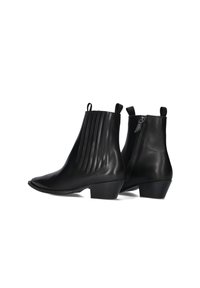 Schwarze Leder-Stiefeletten mit spitzem Zehenbereich, gefältelten Details an den Seiten, niedrigem Blockabsatz und einem Reißverschluss auf der Rückseite.