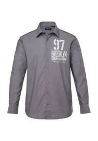 Camicia a maniche lunghe grigia con colletto button-down. Presenta una stampa di testo bianco "97 BROOKLYN URBAN CLOTHING" sul lato sinistro e un tessuto testurizzato.