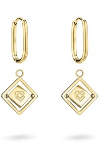 Goldfarbene Ohrringe mit ovalen Ringen und diamantförmigen Anhängern, die ein erhabenes Logo zeigen. Glatte Metalloberfläche mit modernem Design.