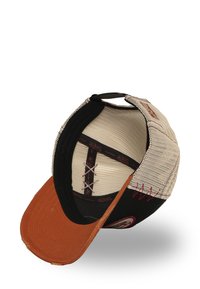 Casquette noire et beige avec une visière courbée marron. Matériau en maille sur les côtés, avec des coutures visibles et une sangle ajustable à l'arrière.