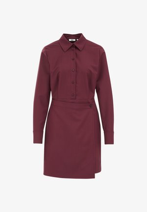 Bordeauxfarbenes Hemdkleid aus einem weichen Stoff mit einem breiten Kragen, frontaler Knopfleiste, langen Ärmeln und einem Wickeldesign mit seitlichem Knopf.