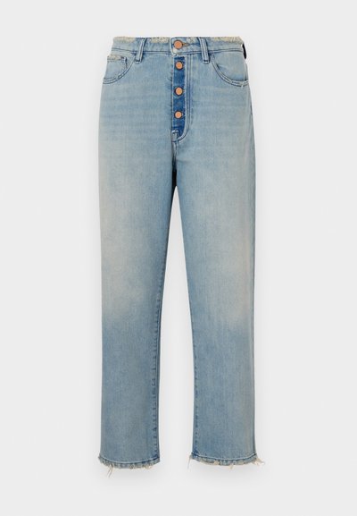 Ανοιχτό γαλάζια τζιν παντελόνια με ψηλή μέση, πέντε κουμπιά και φθαρμένο στρίφωμα. Διαθέτουν πίσω τσέπες και χαλαρή, ίσια γραμμή.