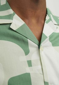 Jack & Jones PREMIUM JPRBLACARNABY PRINT RESORT - Overhemd - bottle green