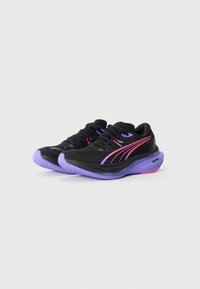 Une paire de chaussures de course noires avec des semelles violettes et des détails en rayures roses, vue de côté en angle sur fond blanc uni.