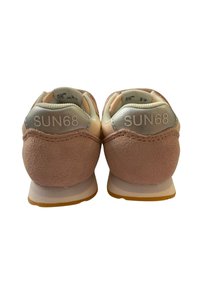 Sneaker rosa e beige con tomaia in suede e tessuto, caratterizzate da un logo argento "SUN68" sul tallone e una suola bianca con suola esterna marrone chiaro.