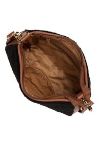 Sac à main marron et noir avec un extérieur texturé. Dispose d'une fermeture éclair et d'un intérieur en satin présentant un motif de logo répétitif.