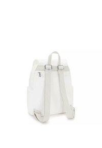 Zaino in tessuto bianco con spallacci grigi regolabili, manico superiore e tasca con zip sul lato. Design minimalista e linee pulite.