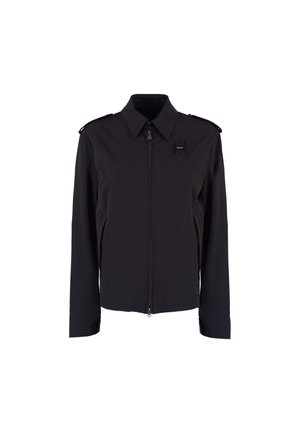 Giacca nera con zip realizzata in tessuto liscio. Presenta un colletto a punte, spalline sulle spalle e una tasca sul petto con dettaglio del logo.