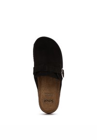 Svart mocka slip-on klogg med justerbar spänne och dämpande minneskums innersula, sedd uppifrån på en vit bakgrund.