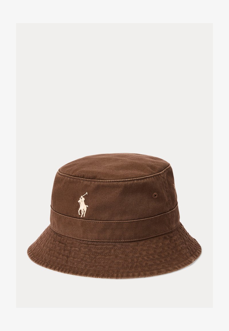 Pălărie bucket maro cu bor lat și logo de jucător de polo alb brodat Polo Ralph Lauren pe față, fundal simplu.