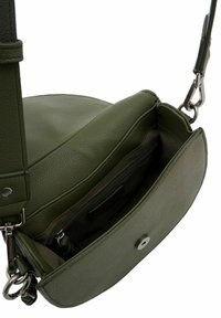 Sac à bandoulière en cuir vert avec une finition texturée, fermeture à rabat, poche zippée intérieure et une bandoulière détachable.